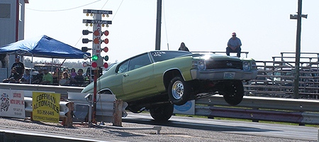 Bob West hangin' the hides at MoKan Dragway